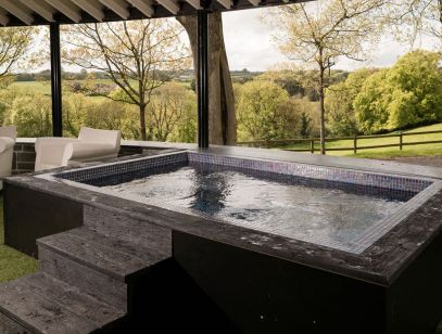 Outdoor Jacuzzi Pool | Red Oaks Residence