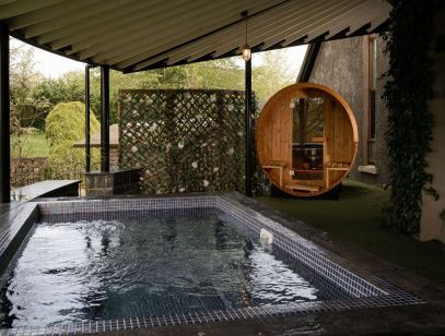 Outdoor Jacuzzi Pool & Sauna | Red Oaks Residence