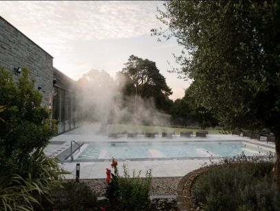 Outdoor Jucuzzi Pool | The Riverside Garden 